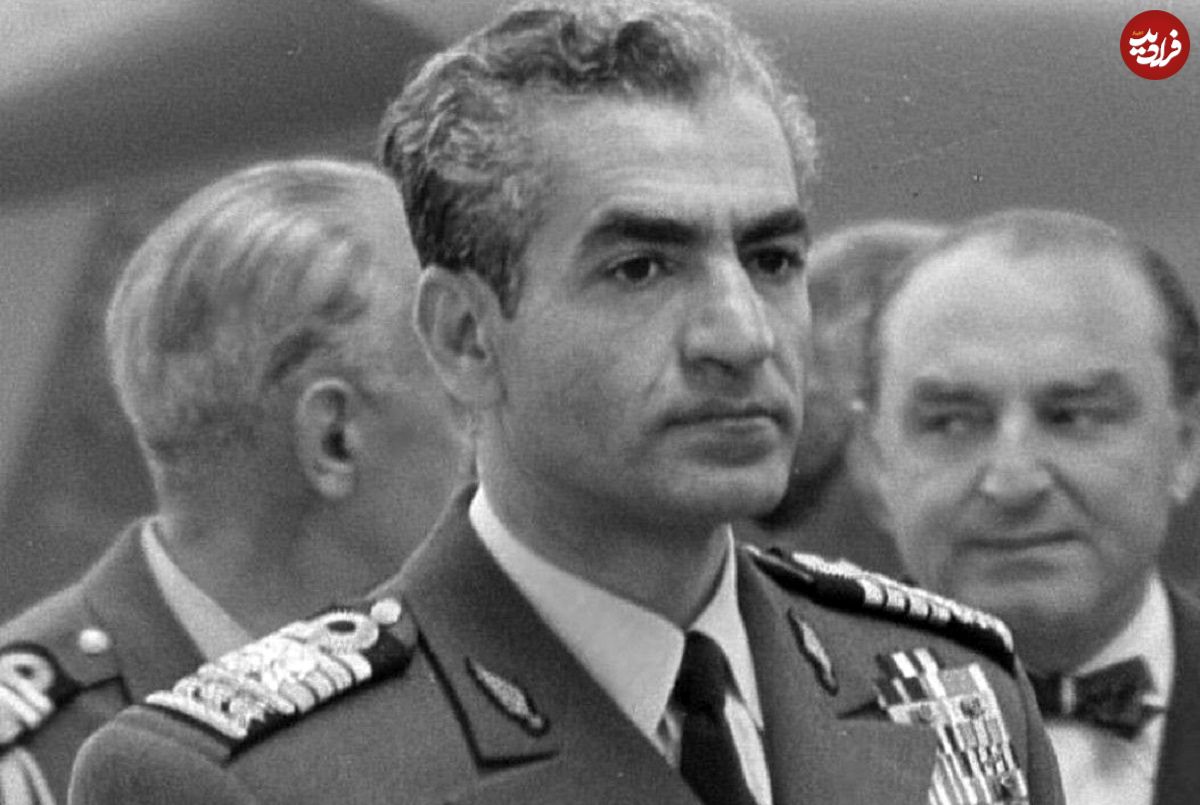 عکس؛ سفر در زمان؛ «محمدرضا پهلوی» در حال ورود به فرودگاه لو بورژه فرانسه؛ سال 1327