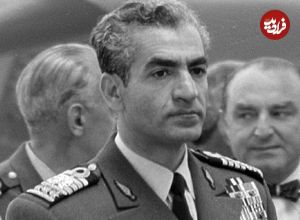 عکس؛ سفر در زمان؛ «محمدرضا پهلوی» در حال ورود به فرودگاه لو بورژه فرانسه؛ سال 1327