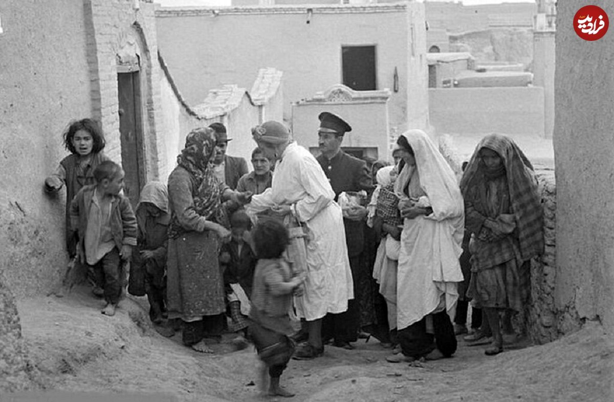 عکس؛ سفر در زمان؛ تهران، شهریور ۱۳۲۰؛ سایه روشن ترس و چکمههای بیگانه