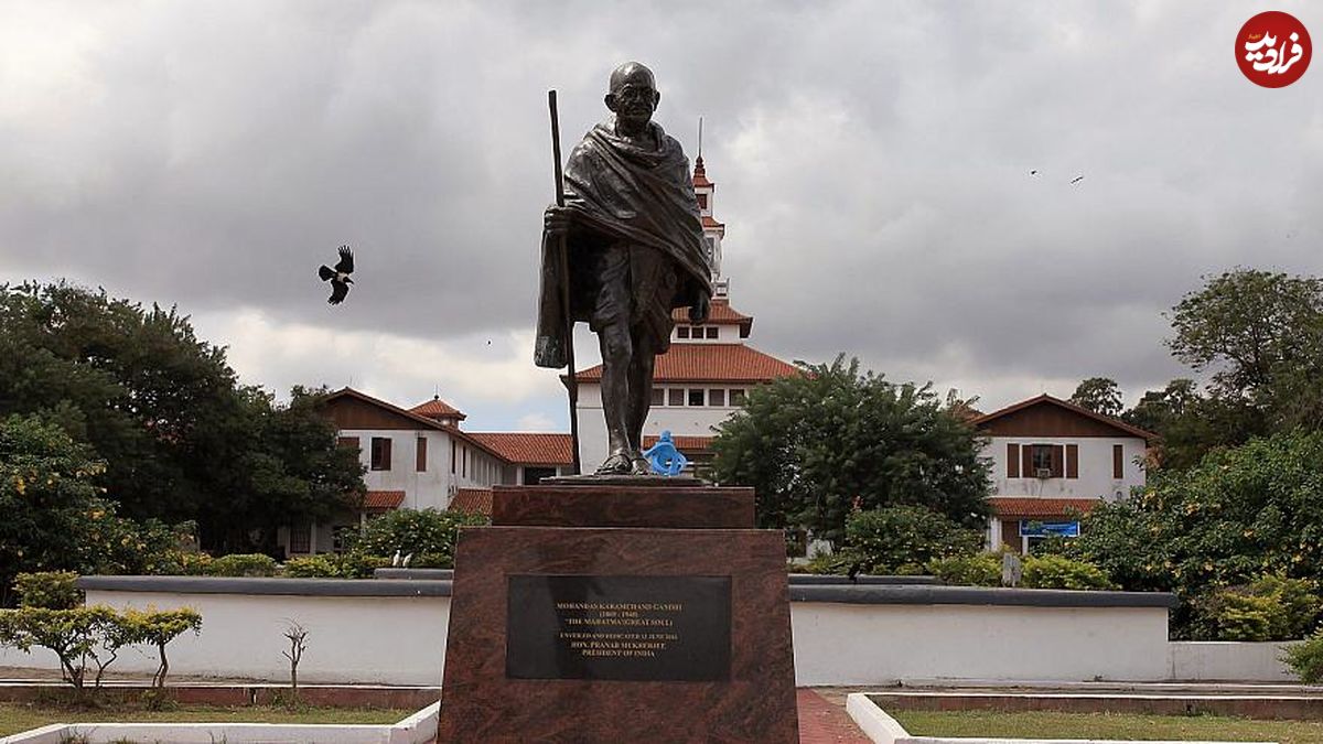 مجسمه "گاندیِ نژادپرست" پایین کشیده شد