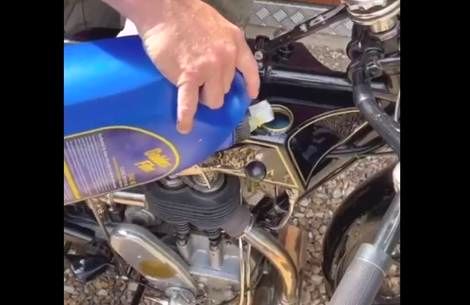 ( ویدیو) نحوه کار کردن موتور سیکلت مربوط به 100 سال پیش که توسط آقای سیکل ساخته شده است 