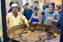 (ویدئو) غذای خیابانی در پاکستان؛ پخت 60 کیلو چپلی کباب در پیشاور 