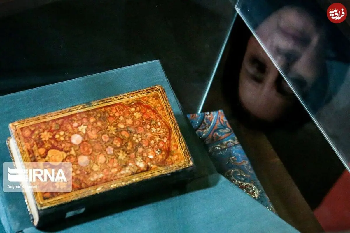 (تصاویر) رونمایی از نسخه ۳۰۰ ساله دیوان حافظ