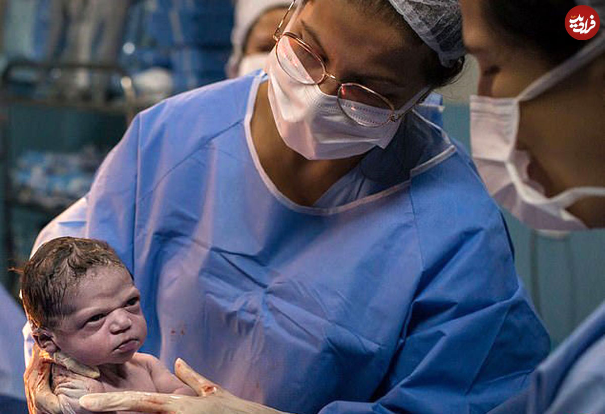 تصاویر/ نگاه جالب نوزاد به پرستار
