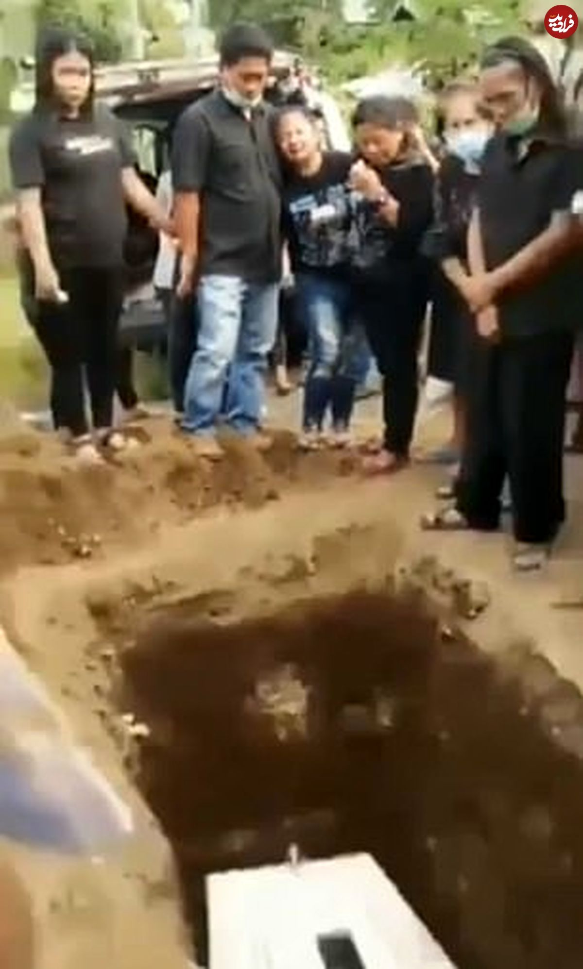 ویدیوی دستتکاندادنِ جسد از داخلِ تابوت: آیا او زندهبهگور شد؟