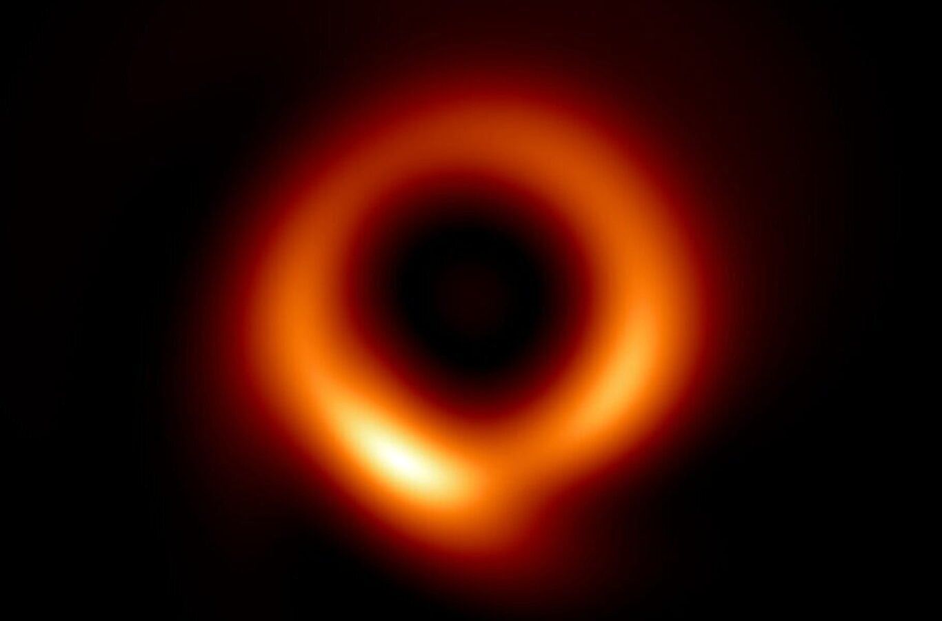 دانشمندان کیفیت اولین تصویر گرفته‌شده از یک سیاه‌چاله را با یادگیری ماشینی بهبود دادند