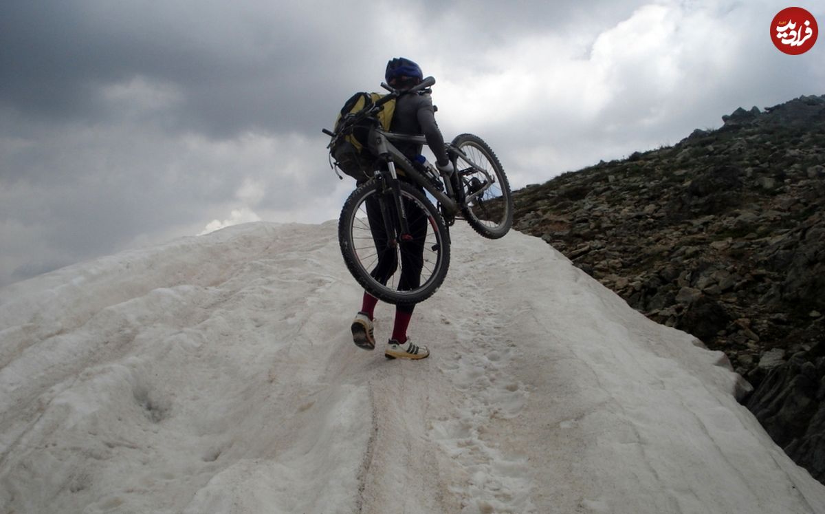 ویدئویی هیجان انگیز از دوچرخه سواری روی قله برفی