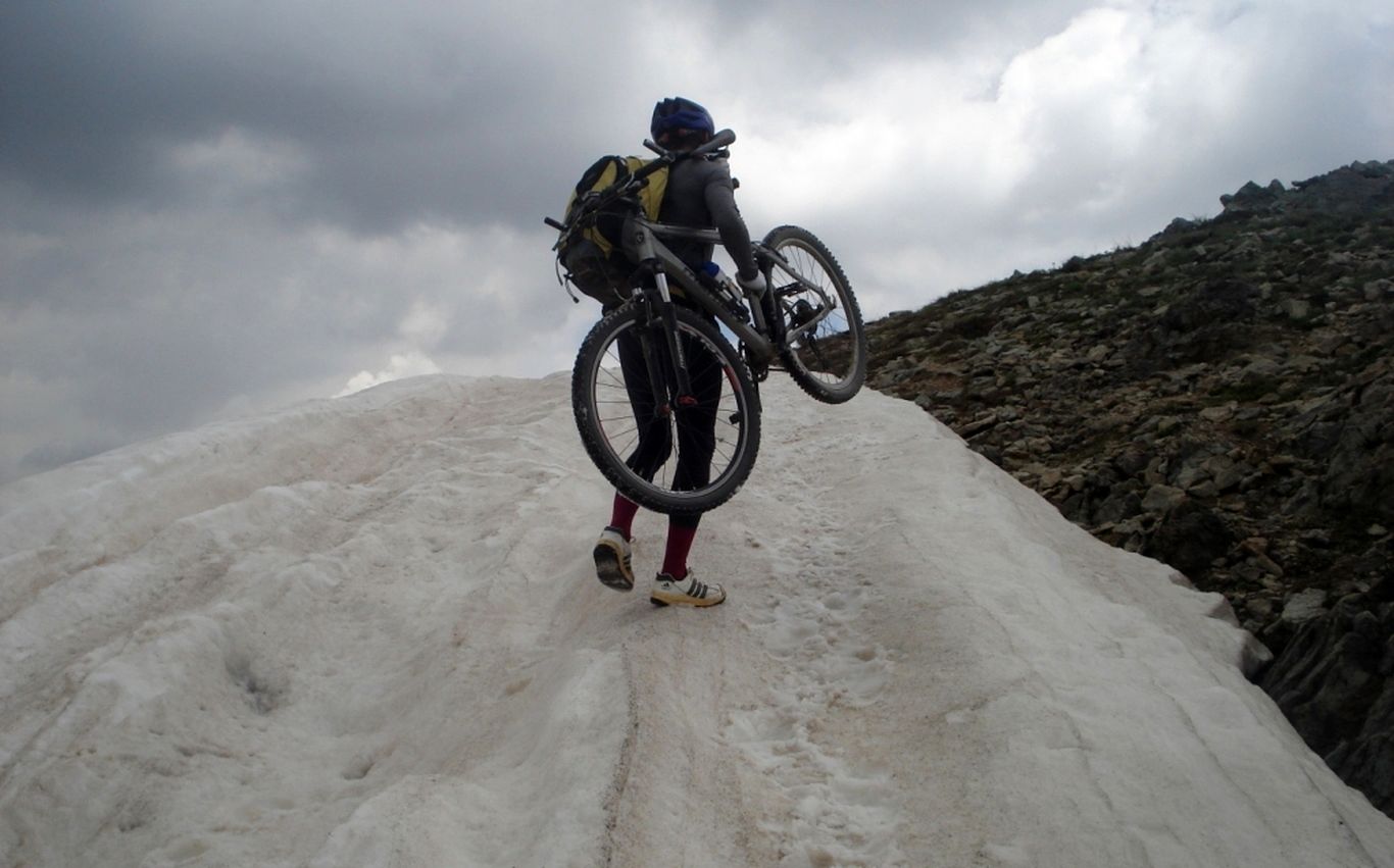 ویدئویی هیجان انگیز از دوچرخه سواری روی قله برفی