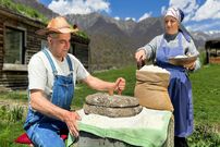 ببینید؛ غذای روستایی در آذربایجان؛ کاشت سیب زمینی و پخت خینکالی در طبیعت