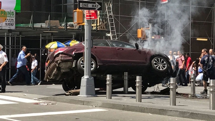 تصاویر/ حمله یک خودرو به عابران در نیویورک