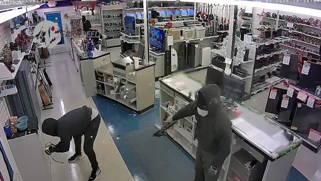 (ویدیو) تصاویر لحظه‌به‌لحظه از سرقت مسلحانه جواهرات