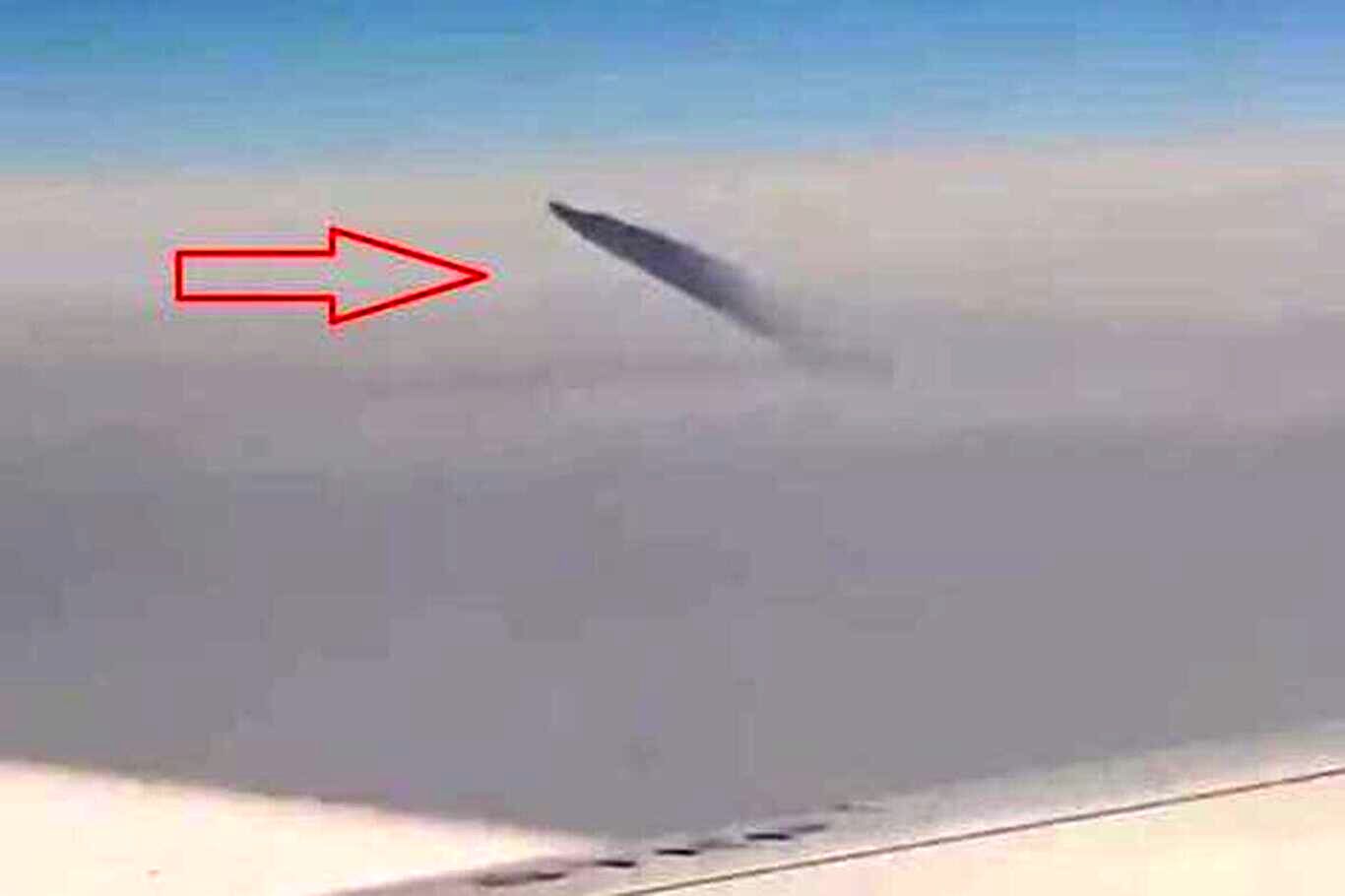 (ویدئو) دیدن شی عجیب در آسمان از پنجره هواپیما