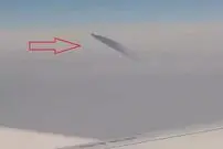 (ویدئو) دیدن شی عجیب در آسمان از پنجره هواپیما