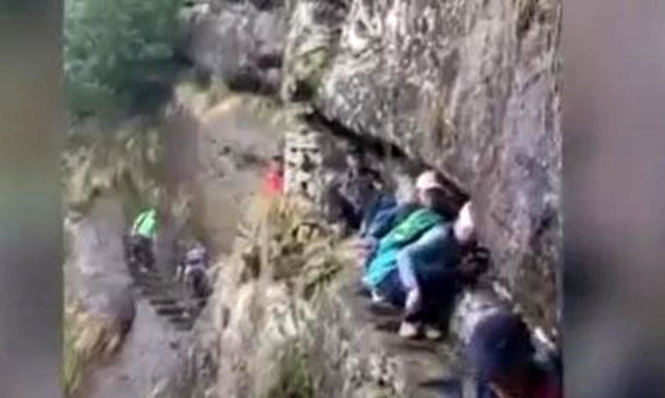 (ویدئو) سقوط هنگام عبور از یک مسیر کوهستانی در ارتفاع