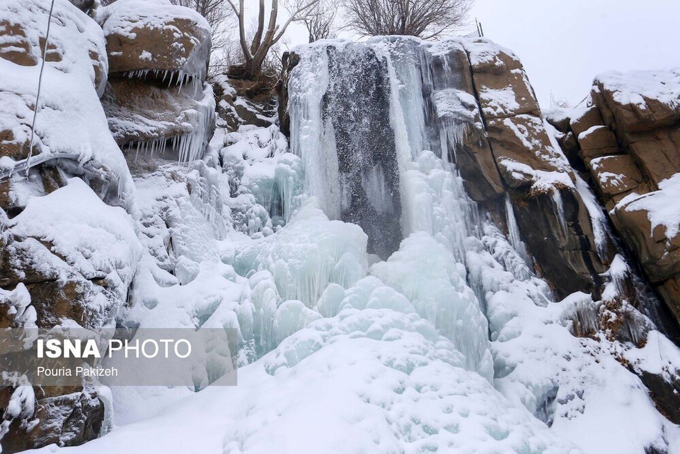 تصاویری رویایی از آبشار یخی «گنجنامه» در همدان