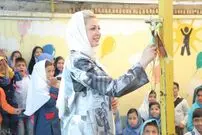 عکس/ کودکان کار روی مانتوی خانم بازیگر
