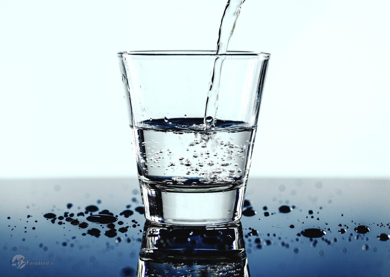 چرا در ساعت‌های کاری باید آب بیشتری بنوشیم؟