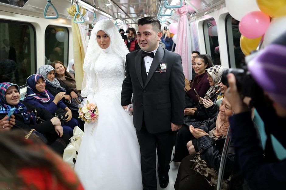 عروسی زوج جوان در مترو