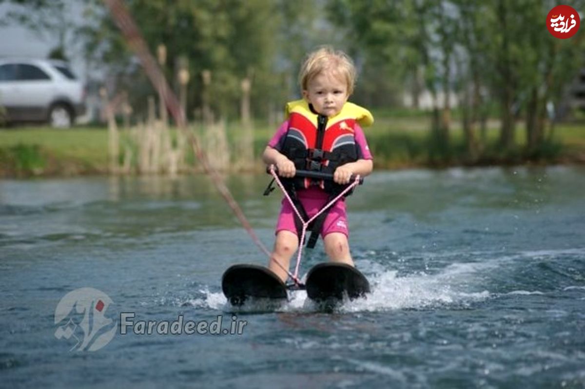 (فیلم)آموزش اسکی روی آب به کودک یک ساله
