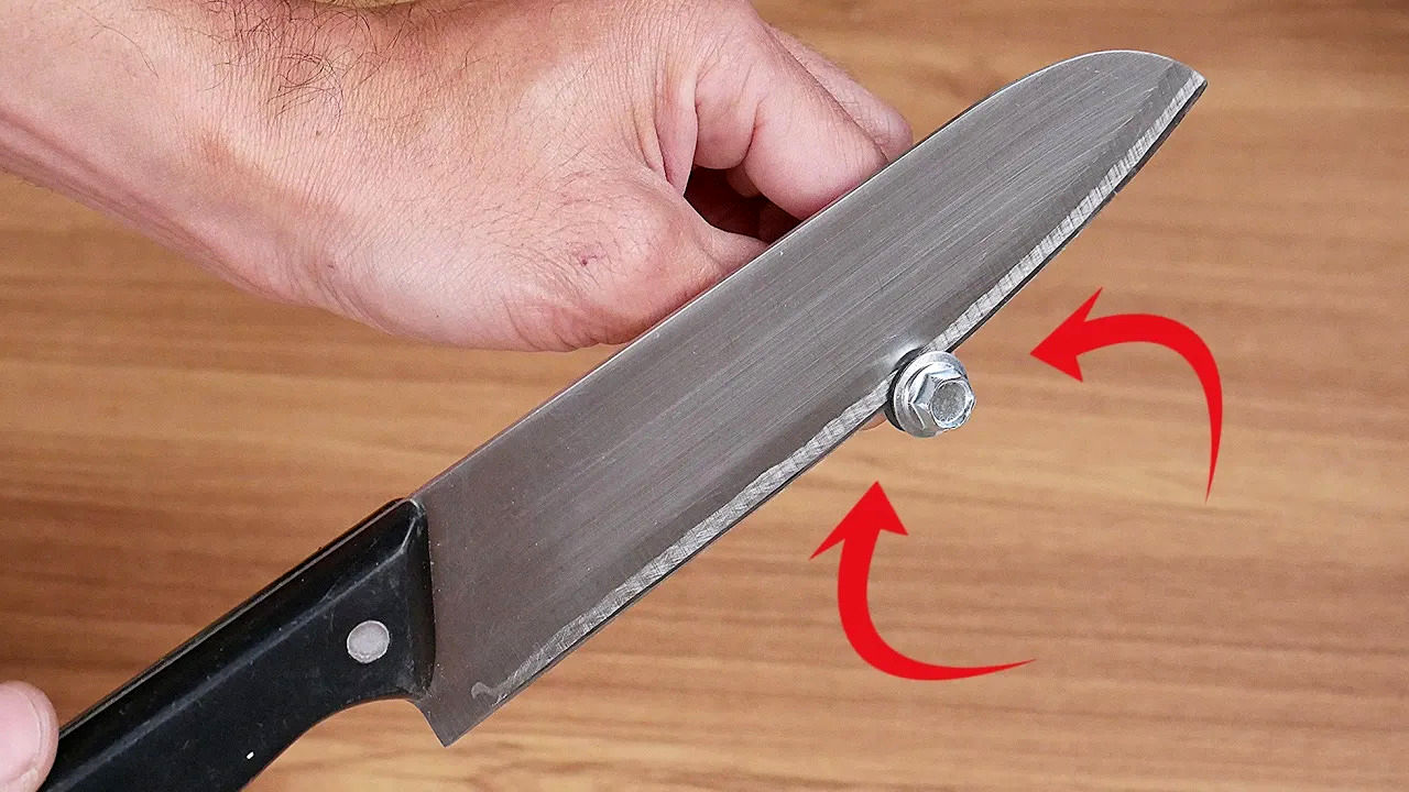 (ویدئو) یک ایده هوشمندانه برای تیز کردن چاقو در 5 دقیقه با پیچ! 