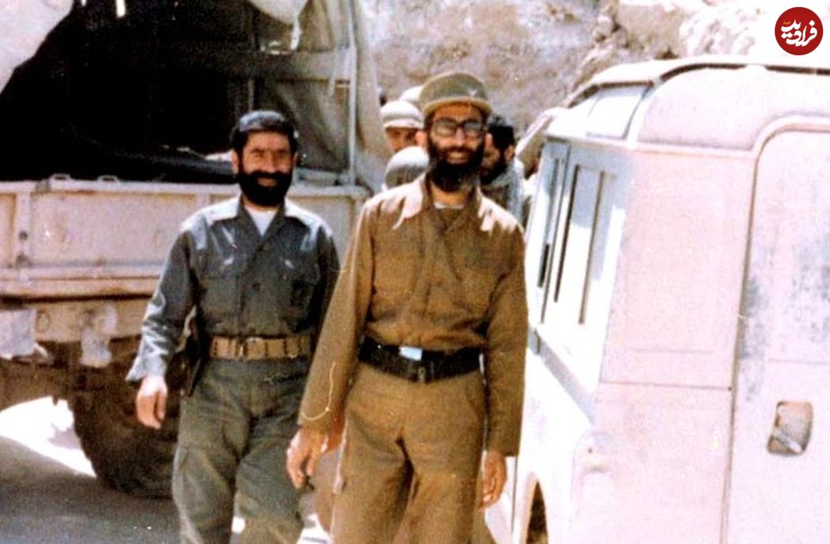 عکس؛ سفر به تاریخ؛ سینهزنی «رهبر انقلاب» با لباس نظامی در جمع رزمندههای لشکر نصر؛ سال 1365