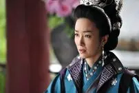 عکس| سفر به تاریخ؛ عکس یادگاری دختران خواننده با «بانو یوها» در پشت‌صحنه یک سریال