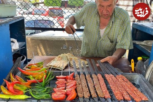 (ویدئو) غذای خیابانی در ترکیه؛ این پیرمرد 60 سال است که کباب کوبیده می فروشد