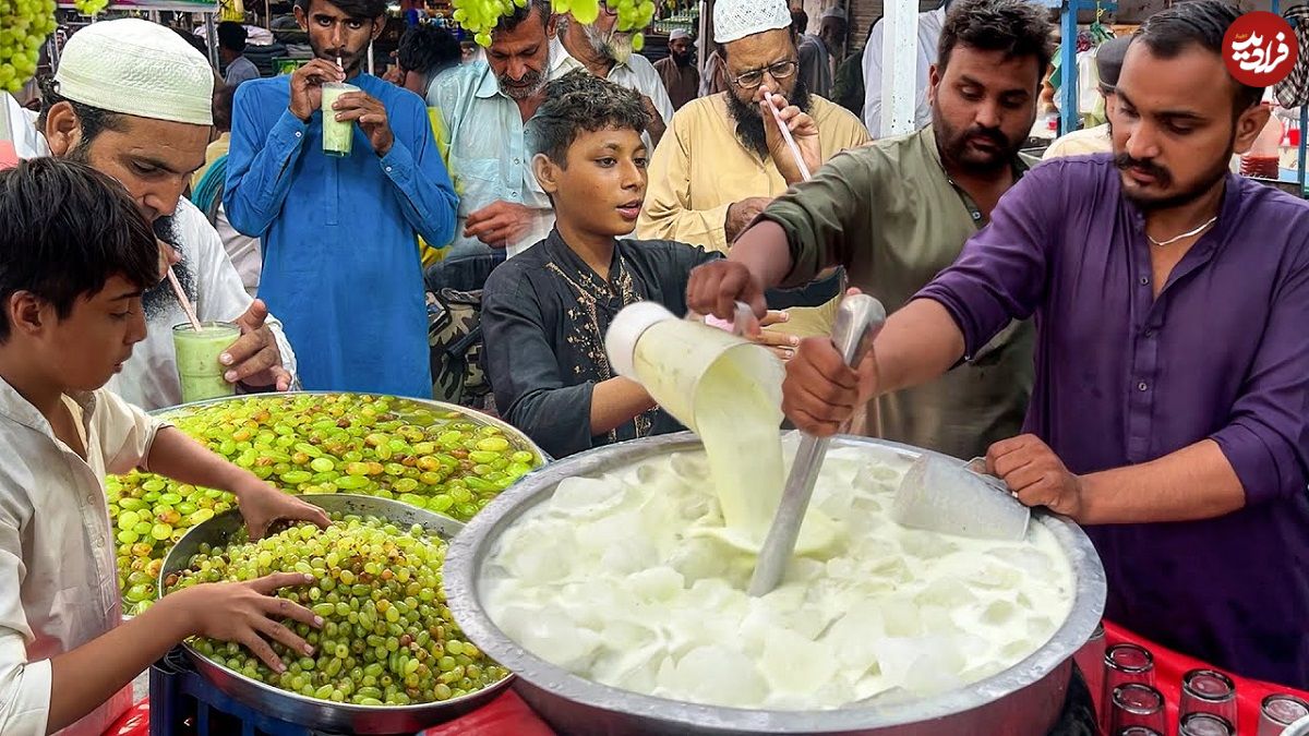 ببینید؛ غذای خیابانی در پاکستان؛ تهیه آبمیوه و میلک شیک انگور در کراچی