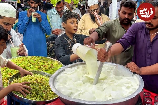 ببینید؛ غذای خیابانی در پاکستان؛ تهیه آبمیوه و میلک شیک انگور در کراچی