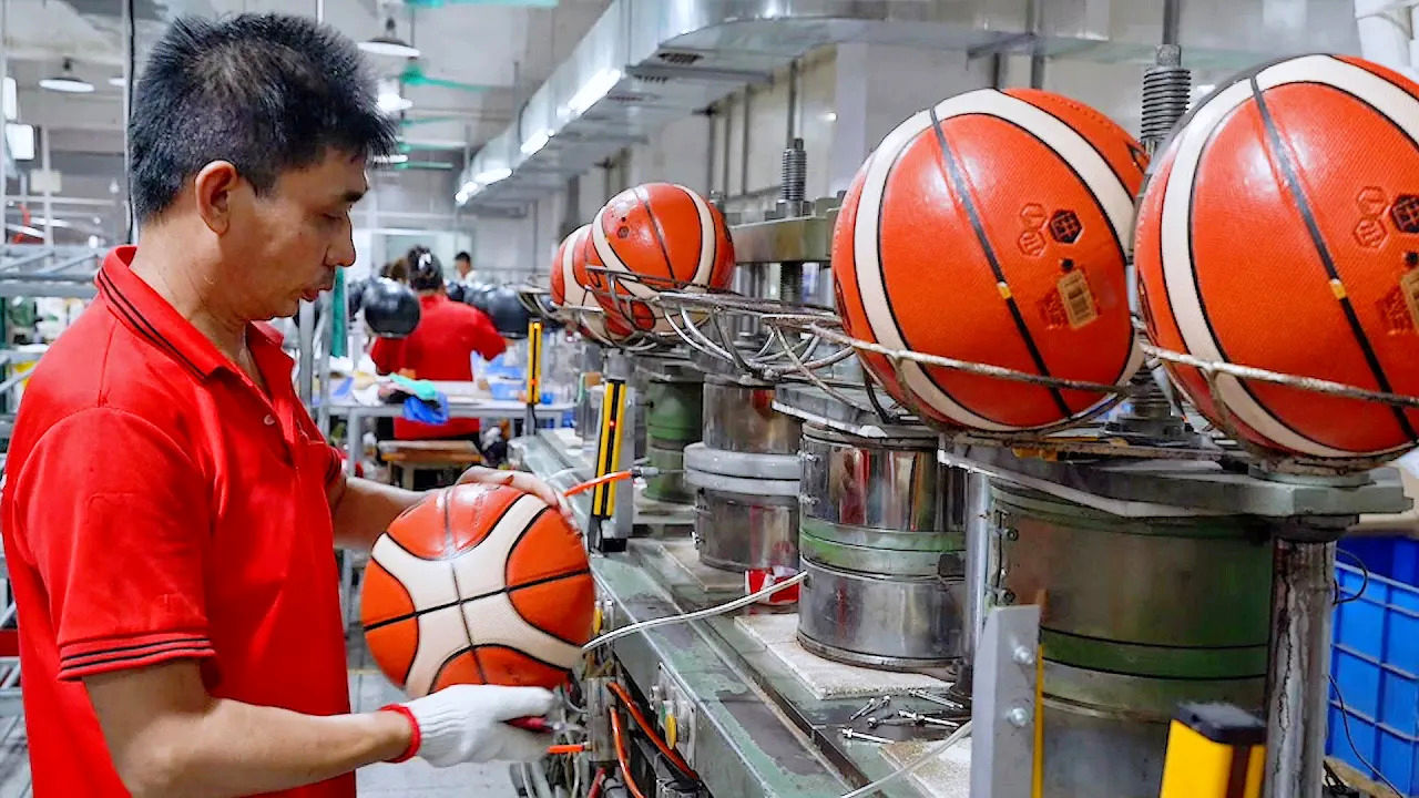 (ویدئو) فرآیند تولید انبوه توپ بسکتبال در کارخانه مشهور هنگ کنگی