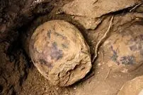 (ویدئو) لحظه کشف سکه های تاریخی در یک کوزه توسط یک شکارچی گنج در آلمان