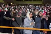 (ویدئو) هدیه خاص رامین رضاییان به زنان تماشاگر بازی تیم ملی