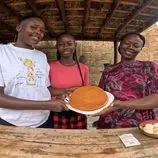 ببینید| غذای روستایی در کنیا؛ پخت کیک وانیلی در قابلمه