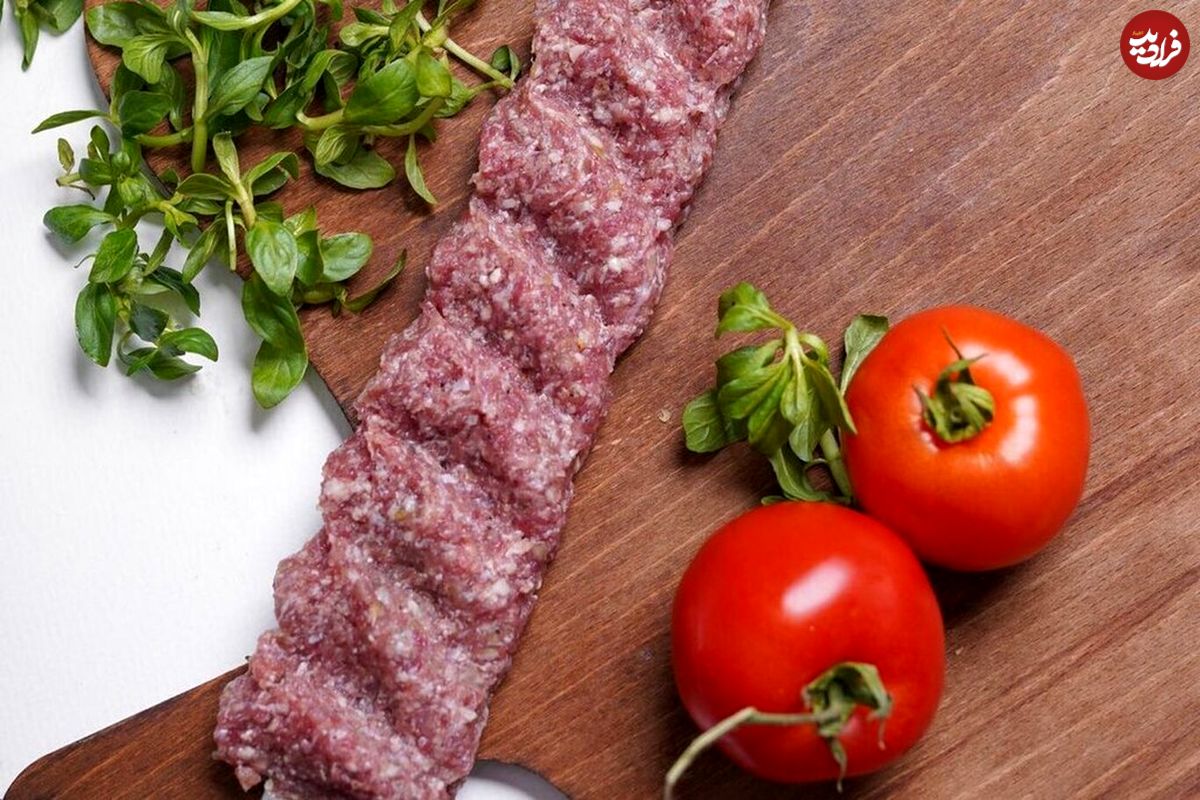 (ویدئو) آموزش سیخ گرفتن کباب کوبیده؛ چه کنیم کباب از سیخ نریزد و سفت نشود؟