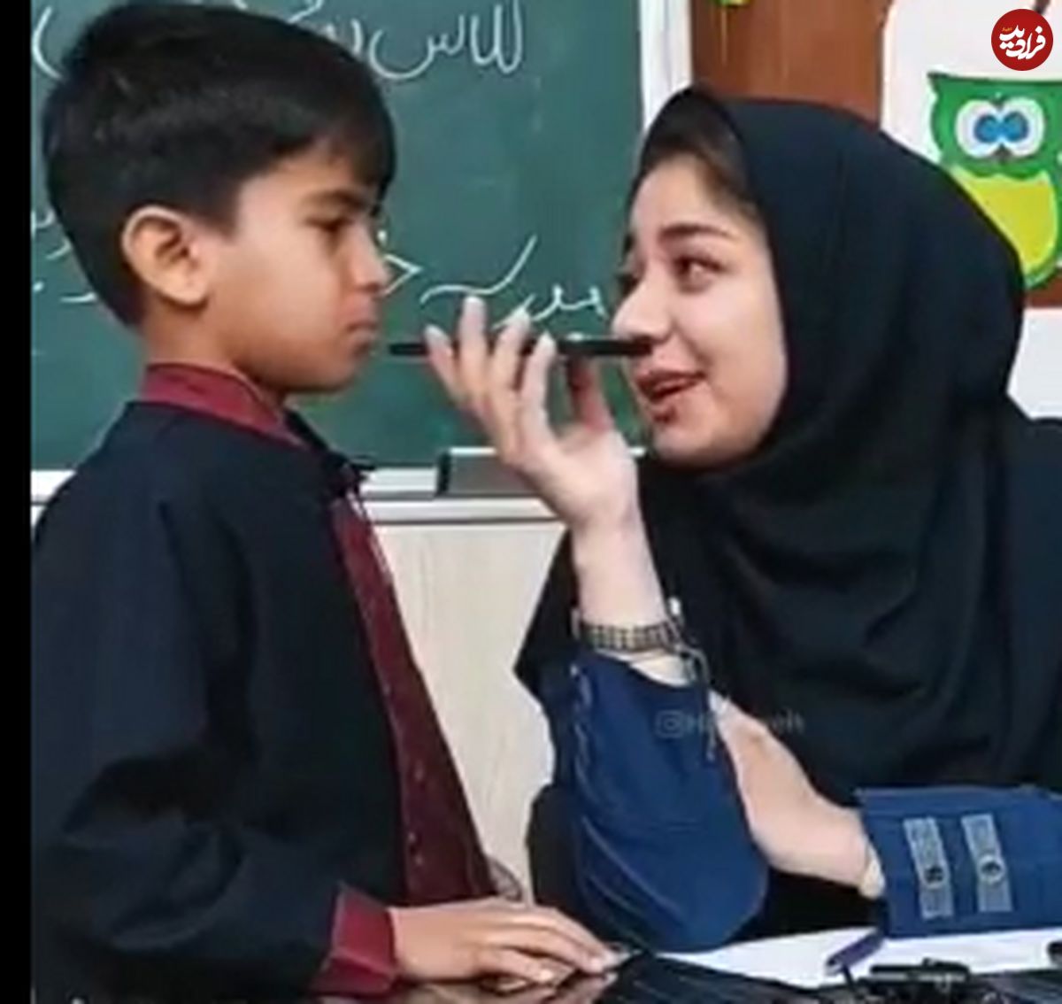 (ویدئو) لحظه‌ای زیبا و احساسی از ابراز علاقه دانش‌آموزان به مادران خود