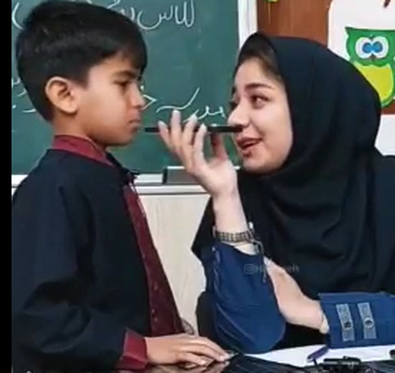 (ویدئو) لحظه‌ای زیبا و احساسی از ابراز علاقه دانش‌آموزان به مادران خود