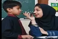 (ویدئو) لحظه‌ای زیبا و احساسی از ابراز علاقه دانش‌آموزان به مادران خود