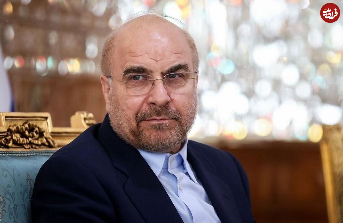 عکس؛ سفر به تاریخ؛ «محمدباقر قالیباف» در حال بررسی نقشۀ عملیاتی در سنگر؛ دهۀ 1360