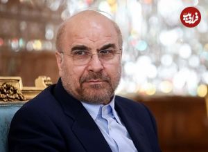 عکس؛ سفر به تاریخ؛ «محمدباقر قالیباف» در حال بررسی نقشۀ عملیاتی در سنگر؛ دهۀ 1360