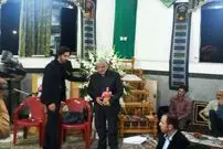 تندیس هادی نوروزی به پدرش اهدا شد +(تصویر)