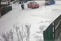 (ویدئو) لحظه برخورد وحشتناک دو خودرو و انحراف یکی به سمت دو دانش‌آموز
