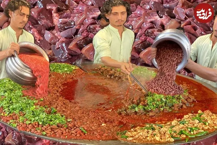 ببینید| غذای خیابانی در پاکستان؛ پخت یک خوراک سنتی با جگر، رب گوجه و فلفل در پیشاور