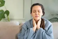۶ خوراکی که گلودرد را بدتر می‌کنند