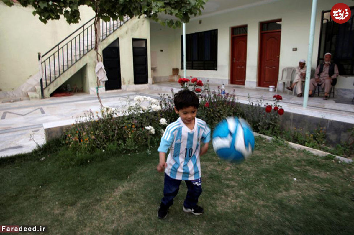 تصاویر/ پیراهن مسی کودک افغان را"بیچاره"کرد