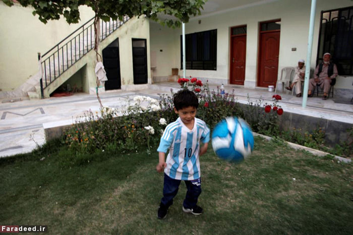 تصاویر/ پیراهن مسی کودک افغان را"بیچاره"کرد