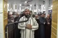 (ویدئو) گربه‌ای که حین نماز روی شانه امام جماعت رفت!