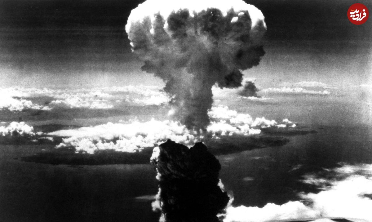عکس/ پدر بمب اتم در کنار اینشتین