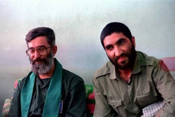 عکس؛ سفر به تاریخ؛ «شهید احمد کاظمی» در حال دریافت نشان فتح از دست رهبر انقلاب