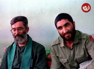عکس؛ سفر به تاریخ؛ «شهید احمد کاظمی» در حال دریافت نشان فتح از دست رهبر انقلاب