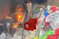 ببینید؛ مراحل ساخت صندلی های پلاستیکی از طریق بازیافت ضایعات در پاکستان